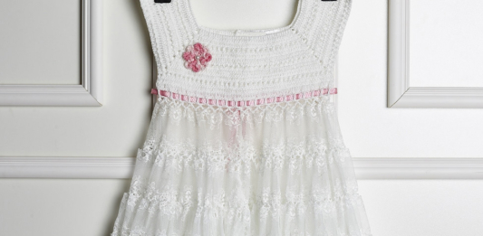 El Encanto del Vestido Infantil Crochet Blanco y Rosa