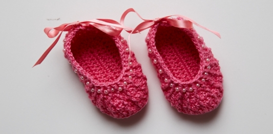 Sapatilla de Ganchillo Rosa con Perlas para Bebés